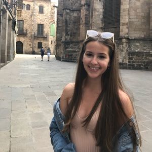 Meet your Posher, Daniela